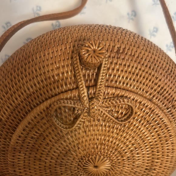 Handmade in Thailand, round wooden bag with floral inside print and long strap - Picture 4 of 6